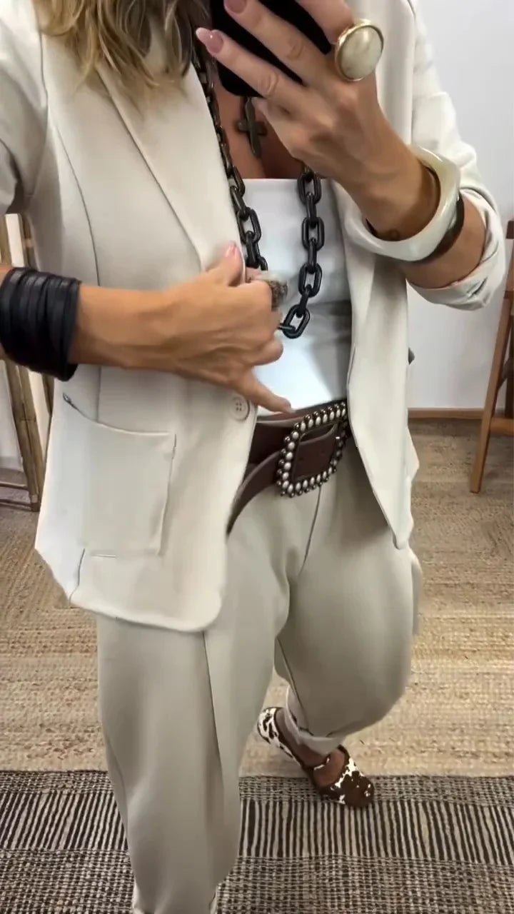 Dames Zomerse Blazerset Met Eén Knoop En Losse Omslagbroek in Beige, detail van blazer en broek