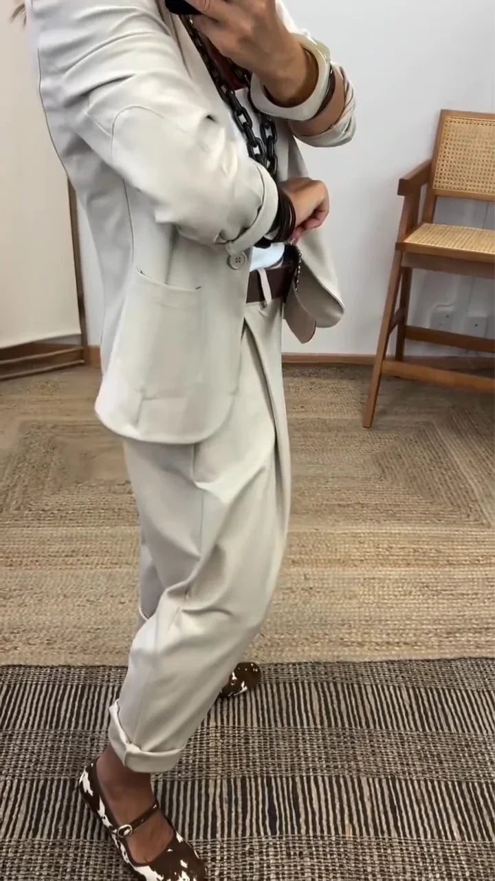 Dames Zomerse Blazerset Met Eén Knoop En Losse Omslagbroek in Beige, zijaanzicht