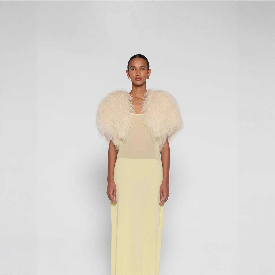 Dames Elegante Korte Faux Fur Bolero Met Volumineuze Textuur in Beige