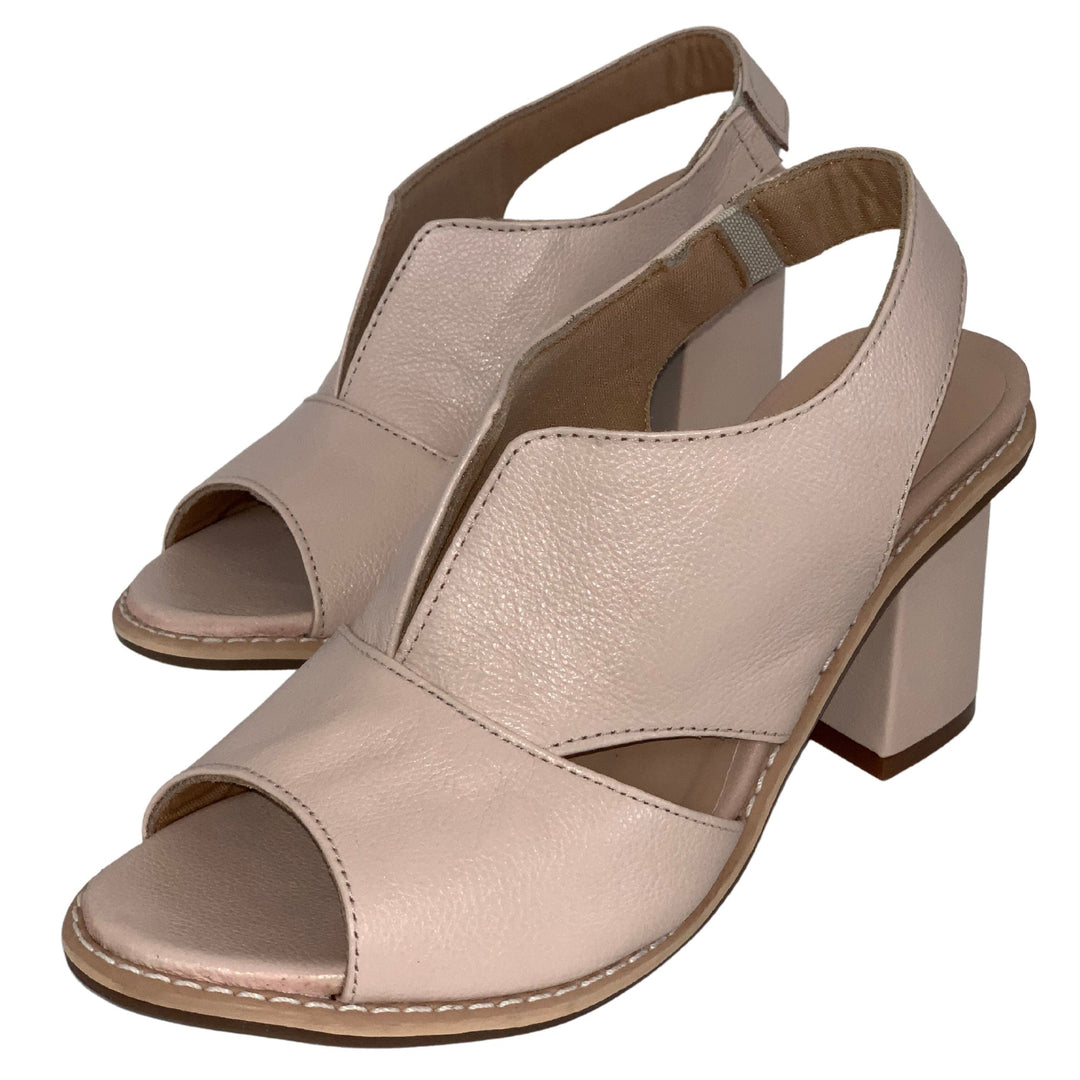 Dames Peeptoe Sandalen Met Stevige Blokhak En Slingback Bandje in Beige productfoto