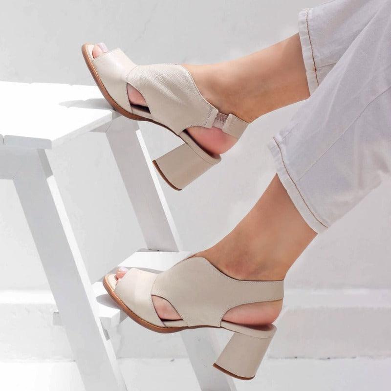 Dames Peeptoe Sandalen Met Stevige Blokhak En Slingback Bandje in Beige zijaanzicht