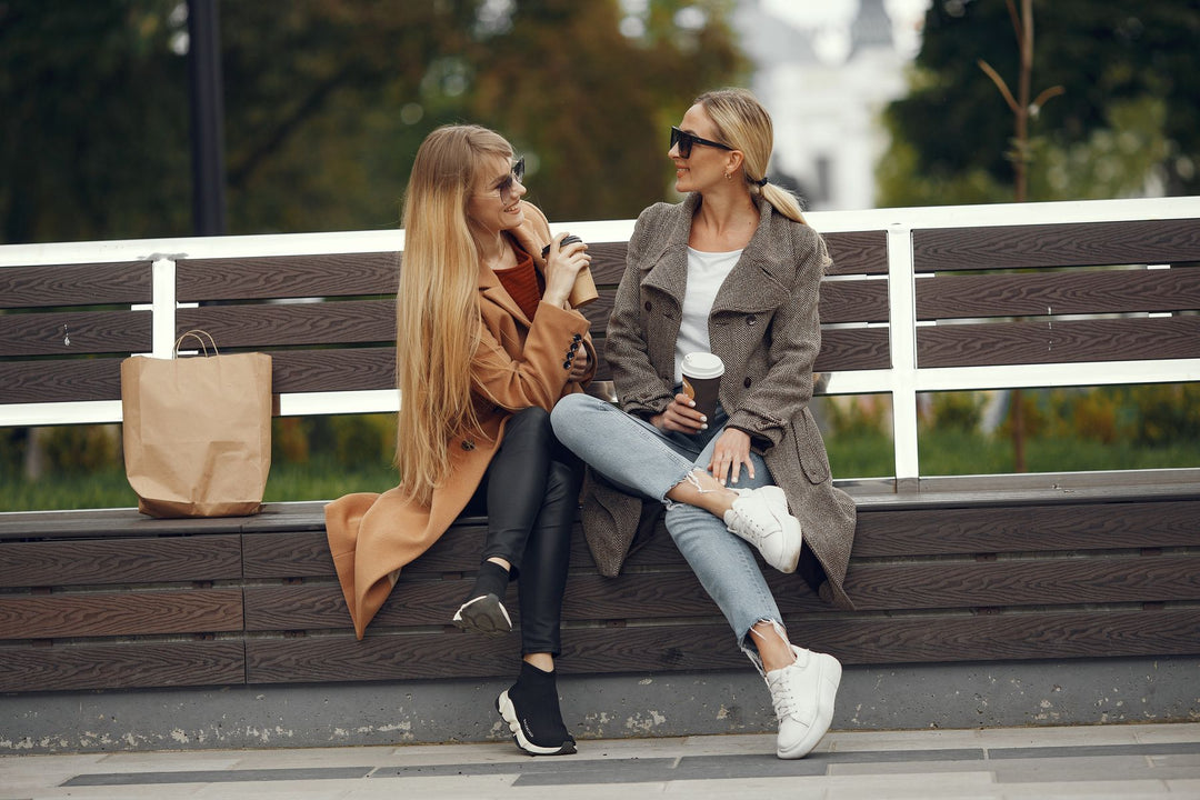 Twee vrouwen op een bankje met koffie