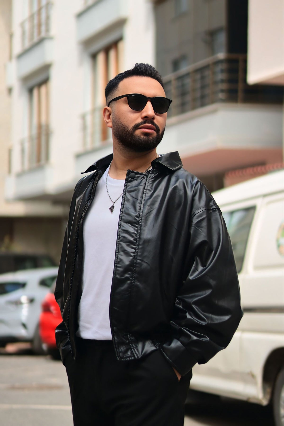 Man in leren jack op straat