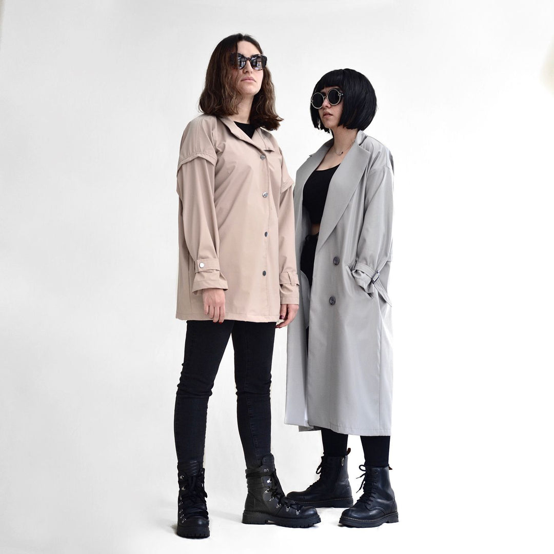 Twee modellen in jassen en laarzen