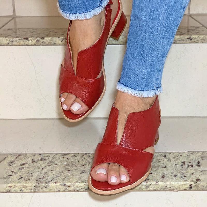 Dames Peeptoe Sandalen Met Stevige Blokhak En Slingback Bandje in Rood gedragen