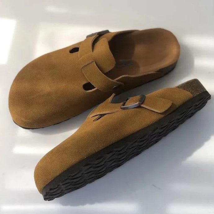 Clogs in suèdelook in bruin met metalen gesp