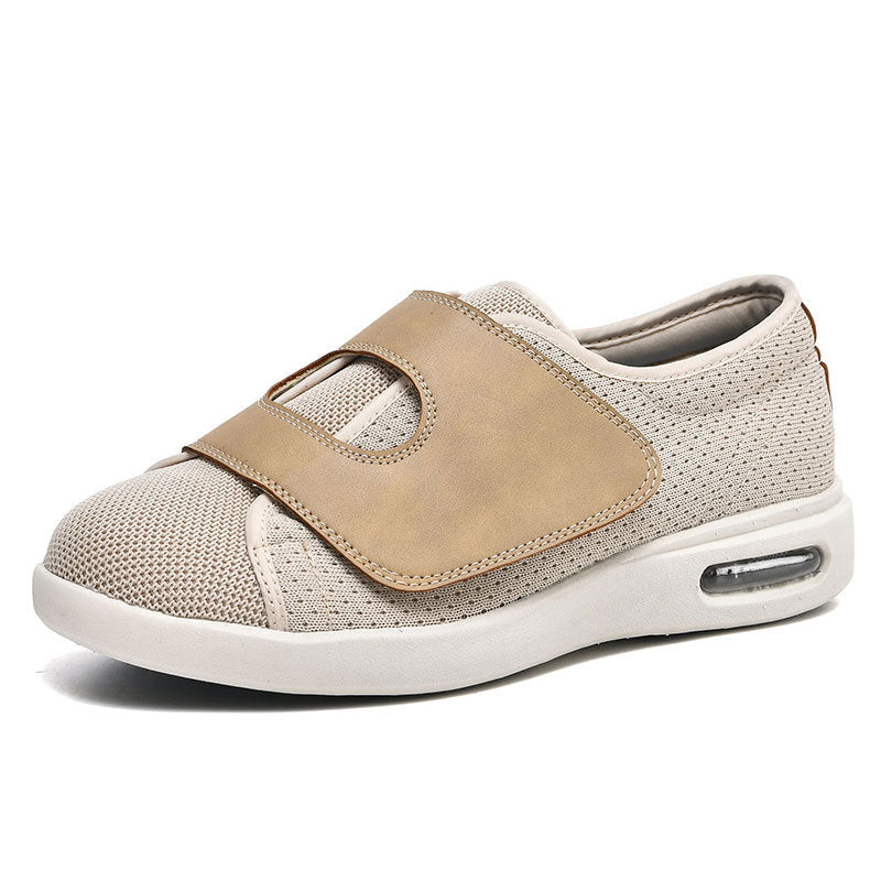 Brede klittenbandschoen in beige met geperforeerd bovenwerk