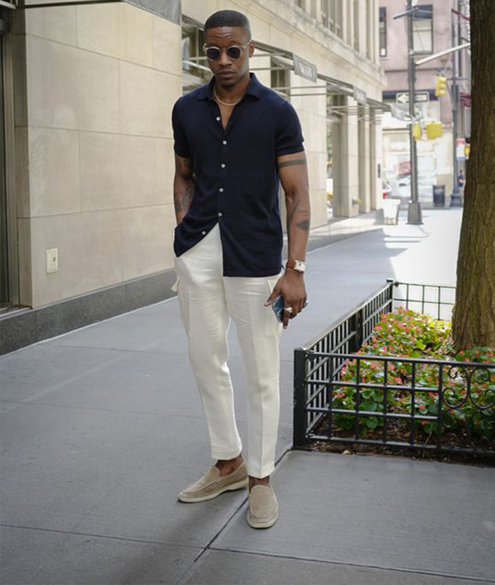 Beige loafers gedragen bij een witte pantalon