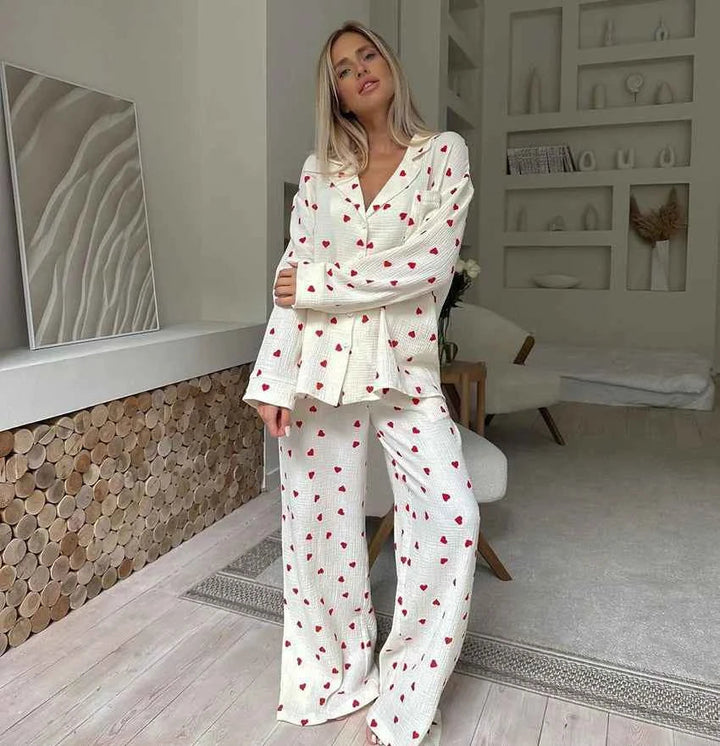 Amelie – Zweiteiliges Pyjama-Set mit Herzmuster &amp; weitem Bein Modehuis-Nederland