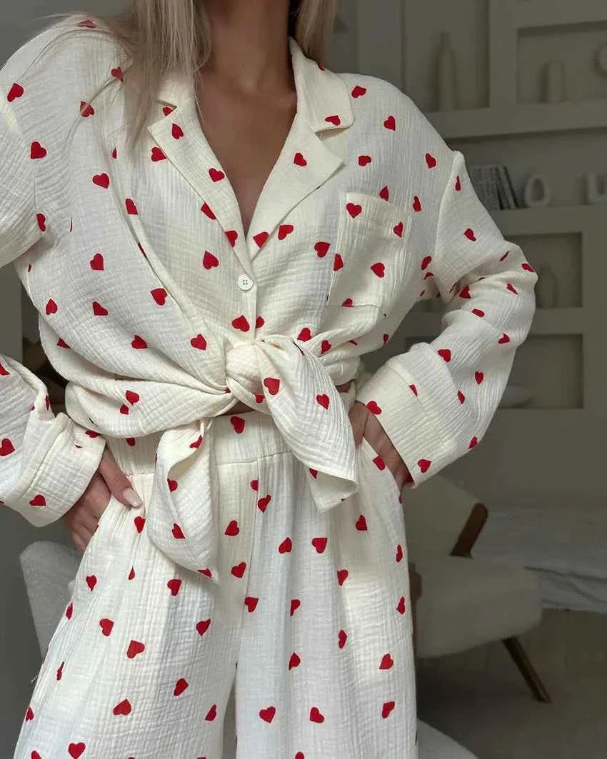 Amelie – Zweiteiliges Pyjama-Set mit Herzmuster &amp; weitem Bein Modehuis-Nederland