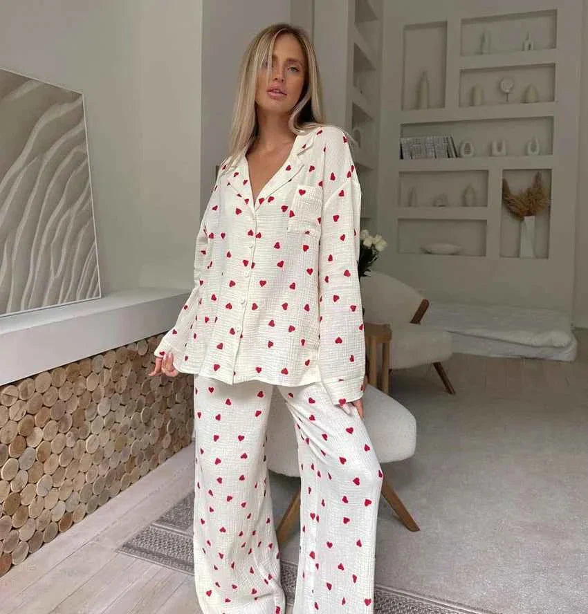 Amelie – Zweiteiliges Pyjama-Set mit Herzmuster &amp; weitem Bein Modehuis-Nederland