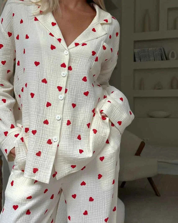 Amelie – Zweiteiliges Pyjama-Set mit Herzmuster &amp; weitem Bein Modehuis-Nederland