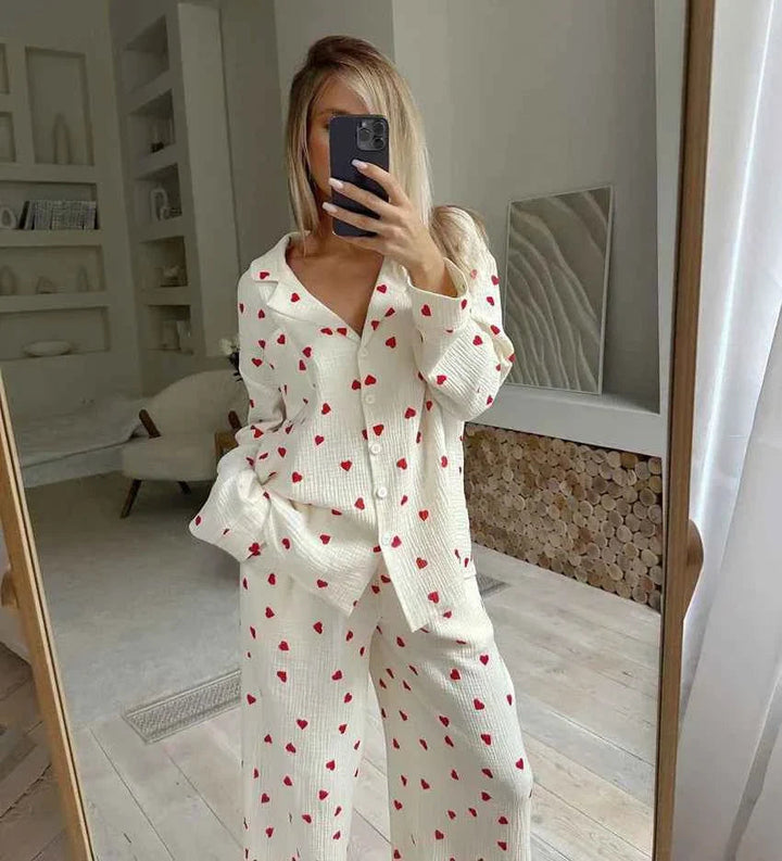 Amelie – Zweiteiliges Pyjama-Set mit Herzmuster &amp; weitem Bein Modehuis-Nederland