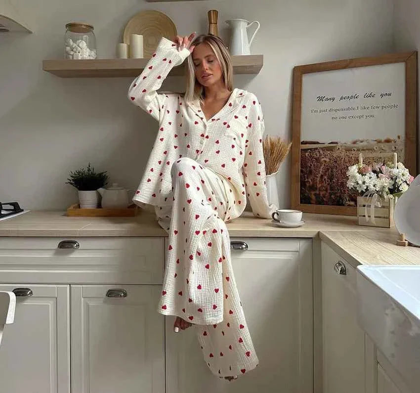 Amelie – Zweiteiliges Pyjama-Set mit Herzmuster &amp; weitem Bein Modehuis-Nederland