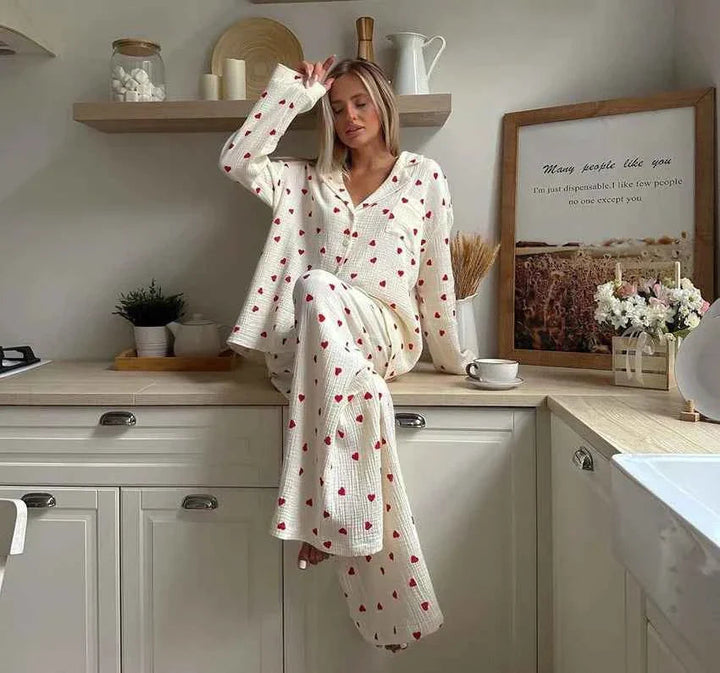 Amelie – Zweiteiliges Pyjama-Set mit Herzmuster &amp; weitem Bein Modehuis-Nederland