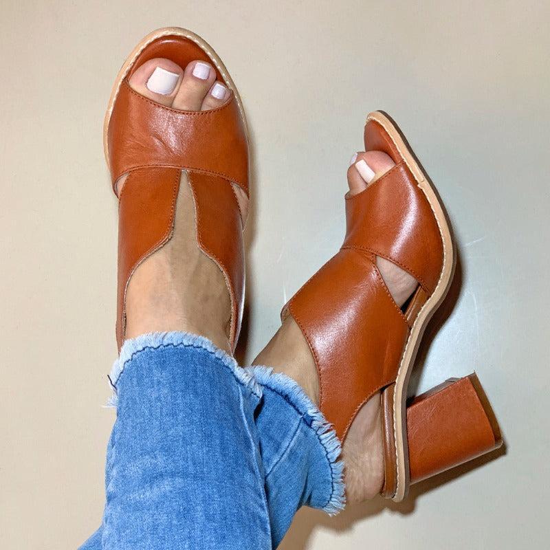 Dames Peeptoe Sandalen Met Stevige Blokhak En Slingback Bandje in Cognac