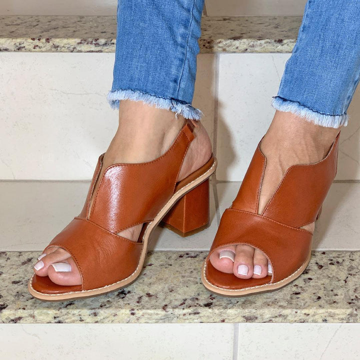 Dames Peeptoe Sandalen Met Stevige Blokhak En Slingback Bandje in Cognac gedragen