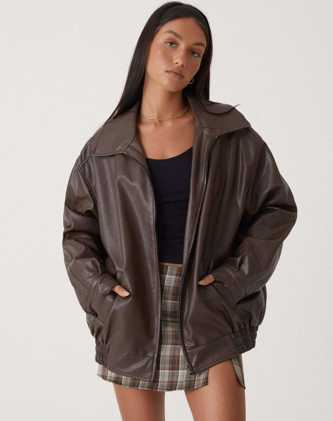 Dames Oversized Bomberjack In Leerlook Met Brede Puntkraag in Bruin